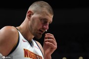 被戈贝尔防傻了！约基奇26中7生涯最差 正负值-21